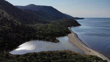 DJI ile güzel yeşil dağlar ve beyaz kumlu plajda yapılan hava uçuşu. 4k