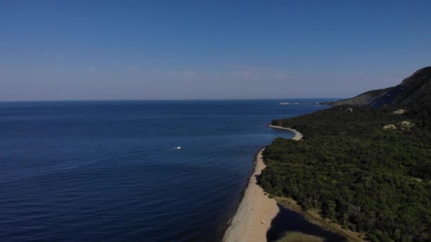 Vuelo aéreo con dron DJI sobre hermosas montañas verdes y playa de arena blanca. 4k — Vídeo de stock
