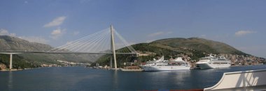 Dubrovnik harbor, Dalmaçya, Hırvatistan, Avrupa ile Franjo Tudjman Köprüsü ve mavi lagün. Güzel doğa deniz manzarası ile cruise liner.