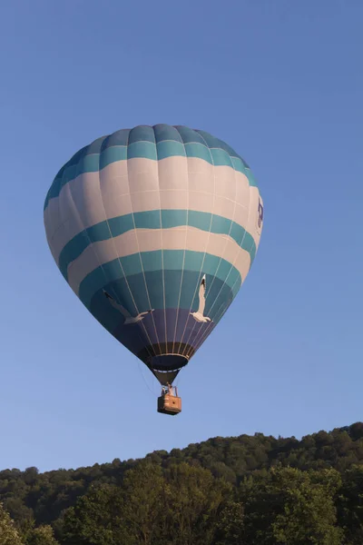 Balonem w Lot nad górami — Zdjęcie stockowe