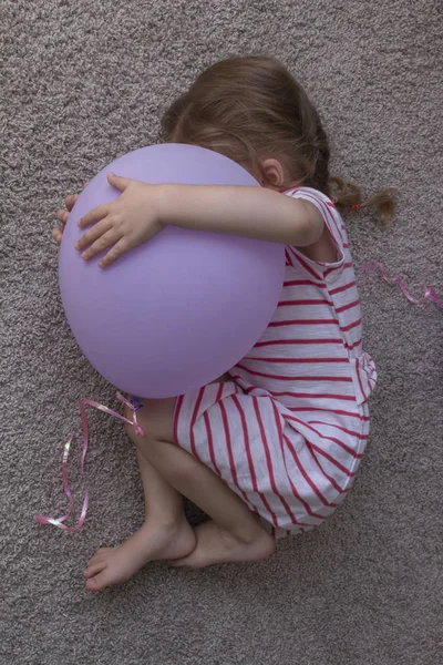 Balonlar, balon çocuk, çocuk yerde yatarken balonlu kızla.