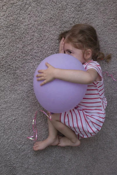 Balonlar, balon çocuk, çocuk yerde yatarken balonlu kızla.
