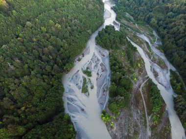 Drone ile DJI indeks işlem güzel yeşil dağlar ve nehir üzerinde ile hava uçuş