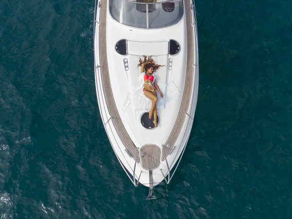 Aerial drone shot Luxury Lifestyle Sailing Boat Vida sana al aire libre Libertad Viajes Turismo. Punto de vista del dron — Foto de Stock