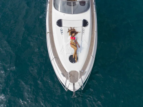 Hava dron lüks yaşam tarzı Yelkenli tekne sağlıklı açık yaşam özgürlük seyahat turizm vurdu. Drone bakış açısı