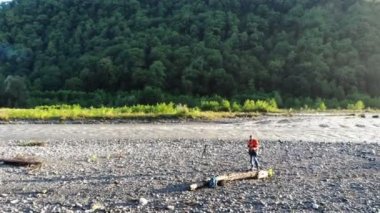 Hava dron görüntüleri fotoğrafçı ve seyahat fotoğraf çeker. Yer: nehir dağlarda. Doğa profesyonel fotoğraf makinesi ile çekim fotoğrafçı