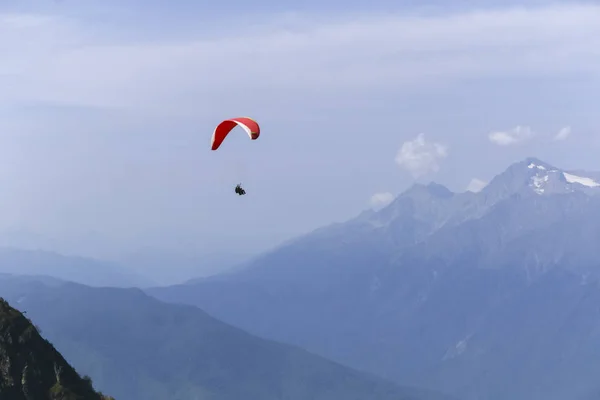 Paraplane no fundo céu azul e montanhas, atividade de lazer . — Fotografia de Stock