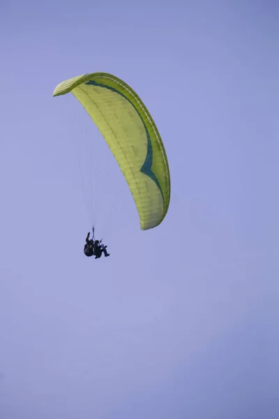 Paraplane na tle błękitnego nieba, wypoczynku. — Zdjęcie stockowe