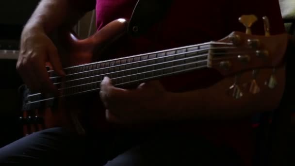 Чоловік провідний гітарист грає на електрогітарі — стокове відео