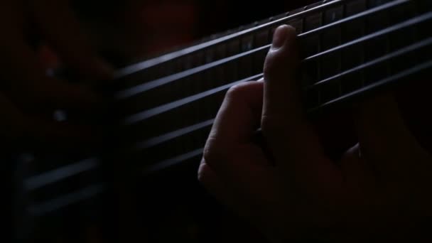 Mann Leadgitarrist spielt E-Gitarre, Nahaufnahme — Stockvideo