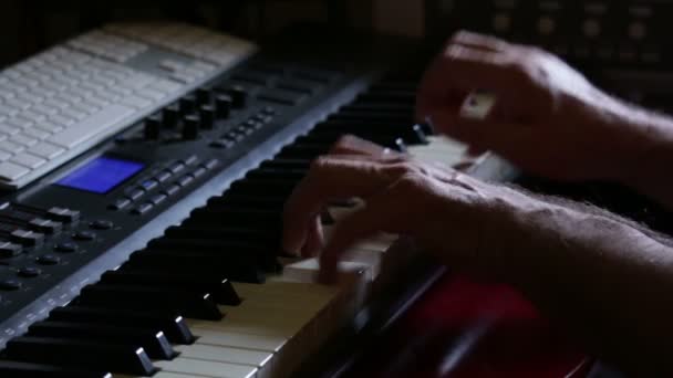 Klavye synthesizer piyano tuşlarında oynarken müzisyen. Müzisyen bir müzik aleti çalıyor — Stok video
