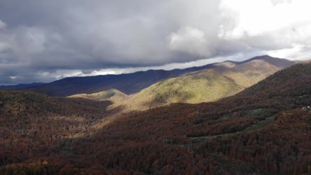 Panorâmica 4K vídeo de uma montanha deslumbrante nas cores do outono. Grandes montanhas fumegantes vista areal drone — Vídeo de Stock