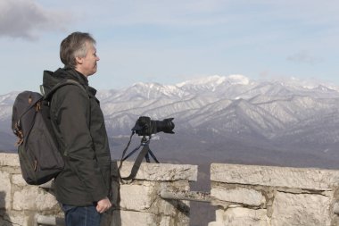 Fotoğrafçı ve seyahat fotoğraf çeker. Dağlarda konum. Doğa profesyonel fotoğraf makinesi ile çekim fotoğrafçı
