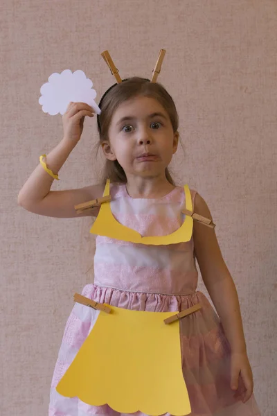 Porträtt av känslomässig liten flicka i handgjorda kostym holding pratbubblan. Ser kameran. utrymme för text — Stockfoto