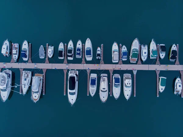 Lancha de muelle. Un lote de marina. Por lo general, estas son las atracciones turísticas más populares de la playa. Yate y velero está amarrado en el muelle. Vista aérea por dron. Vista superior . —  Fotos de Stock