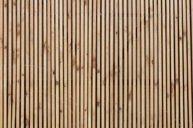 Yumuşak ahşap masa zeminini doğal desenle kapat. Boş şablon tahta tahtası, üst görünüm ürünlerinizi görüntülemek veya montajlamak için arkaplan olarak kullanılabilir.