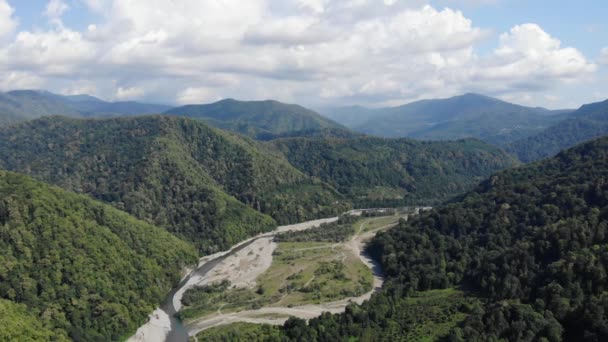 Lucht vlucht met drone over prachtige groene bergen en rivier. 4k — Stockvideo