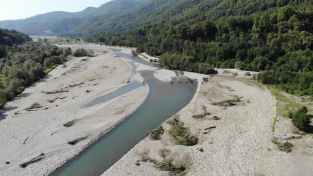 Vista desde el dron volando sobre el río de la montaña en un bosque — Vídeos de Stock