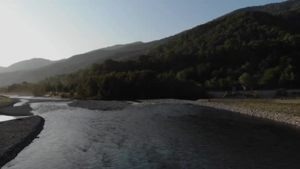 Vista aerea meandri del fiume. Volando sul bellissimo fiume e montagna, giornata di sole. Drone aereo, panorama paesaggistico. 4K — Video Stock
