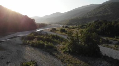Dağlar, orman ve nehir ile güzel yaz manzara. Havadan Görünüm. Drone güzel bir dağ ormanı nehri üzerinde vuruldu. 4k