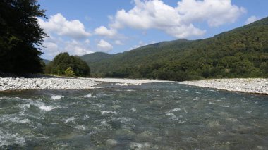 Yatay, dağlar, ağaçlar ve Nehri ön