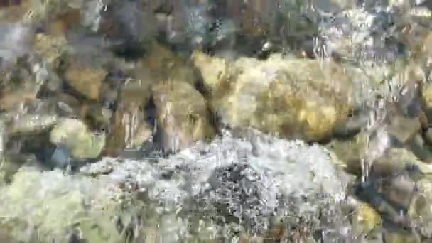 Closeup a gyors áramló patak. Buborékok és hab a víz felszínén, — Stock videók