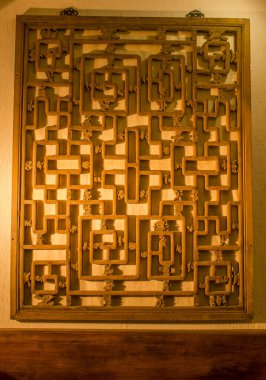 Duvarda geleneksel Çin ahşap pencere kafesi