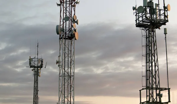 Wieża telekomunikacyjna 4g i 5g komórkowa. Stacja bazowa lub stacja nadawcza bazowa. Bezprzewodowy nadajnik antenowy. Wieża telekomunikacyjna z antenami na niebie. — Zdjęcie stockowe