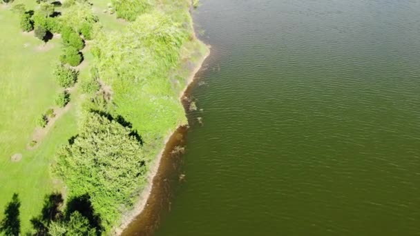 4K 。空降无人机发射。城市公园阳光明媚的湖景. — 图库视频影像
