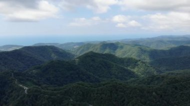 Hava atışı 4K. Güzel dağların üzerinden dron tarafından çekilen dairesel panorama