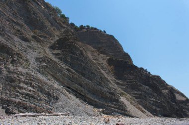 Mavi gökyüzüne karşı bir kaya duvar. Güzel kayalık açık hava dağı