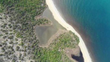 DJI ile güzel yeşil dağlar ve beyaz kumlu plajda yapılan hava uçuşu. 4k