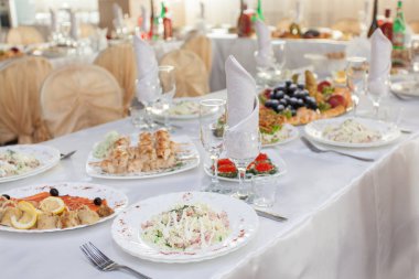 Ikram Servisi. Restoran tablo Event'de atıştırmalık yiyecek ile.