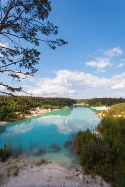 çam ormanları arasında turkuaz Gölü yaz aylarında yansıması bulutlar