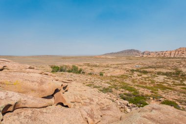 Dağlar ve bozkır görünümünü ardıç ve ağaçlar nadir bitki örtüsü ile. Açık gökyüzü bir yaz gününde. Manzara Bektau-ata, Kazakistan