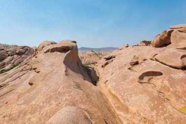 Gorge ve bozkır dağlarda görünümünü. Mavi gökyüzü ve turuncu dağlar doğu Kazakistan