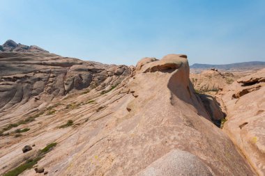 Gorge ve bozkır dağlarda görünümünü. Mavi gökyüzü ve turuncu dağlar doğu Kazakistan