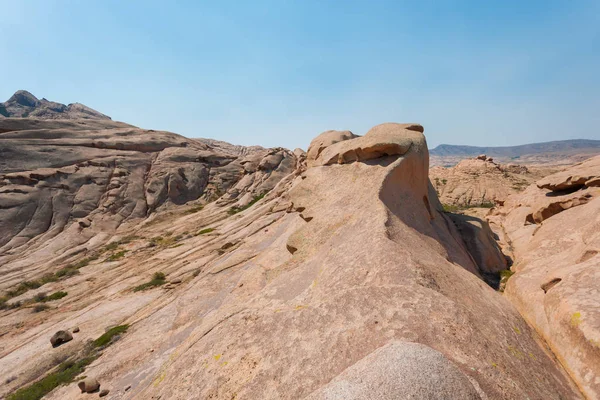 Gorge ve bozkır dağlarda görünümünü. Mavi gökyüzü ve turuncu dağlar doğu Kazakistan