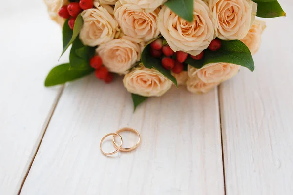 Trä Bakgrund Ligga Förlovningsringar Och Bukett Bruden Bestående Rosa Rosor — Stockfoto