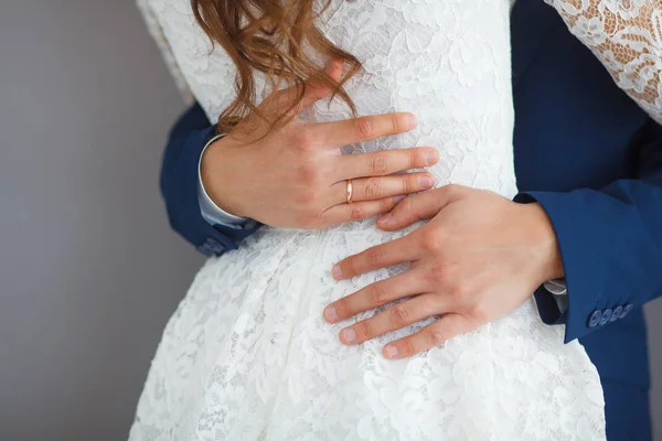 Närbild Brudgummens Händer Blå Kostym Som Kramar Brud Midjan Vit — Stockfoto