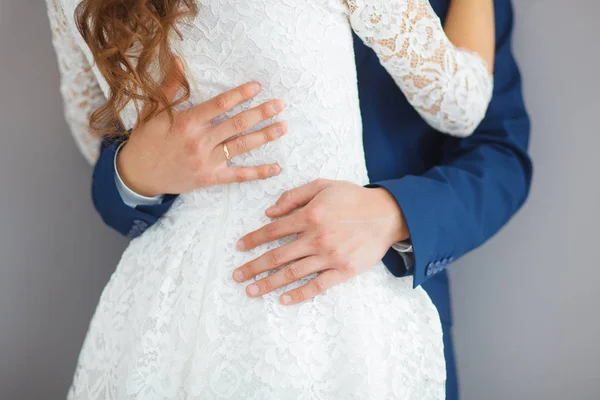 Närbild Brudgummens Händer Blå Kostym Som Kramar Brud Midjan Vit — Stockfoto