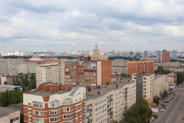 Şehir, road, evlerin çatıları görünümünü. Yaz Chelyabinsk, Rusya Federasyonu