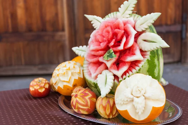 Karpuz, kavun ve elma içinde metal tepsi üzerine oyma ile tatil açık büfe tabble. Dekorasyon, olay atmosfer için fikirler