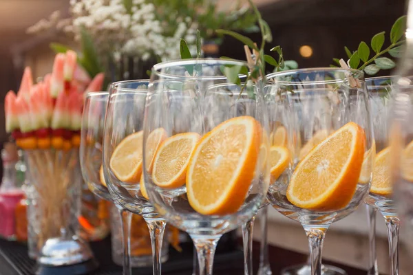 Portre, seçici odak. Boş gözlük yuvarlak turuncu ve zeytin dalı dilim dekore edilmiştir. Şirket parti, olay dekorasyon, luxure