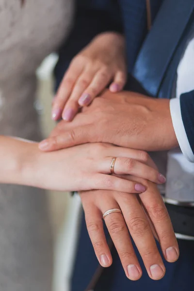 Ung gift par hålla händerna på ett bröllop — Stockfoto