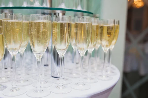 Brýle s šumivým vínem na firemní večírek — Stock fotografie
