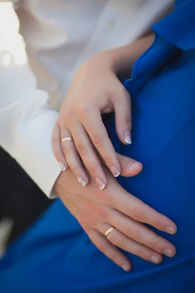 Bruden Och Brudgummen Med Ringar Fingrarna Håller Händer Närbild Hand — Stockfoto