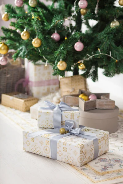 Güzel gümüş ve altın kutuları ile hediyeler Noel ağacının altında — Stok fotoğraf