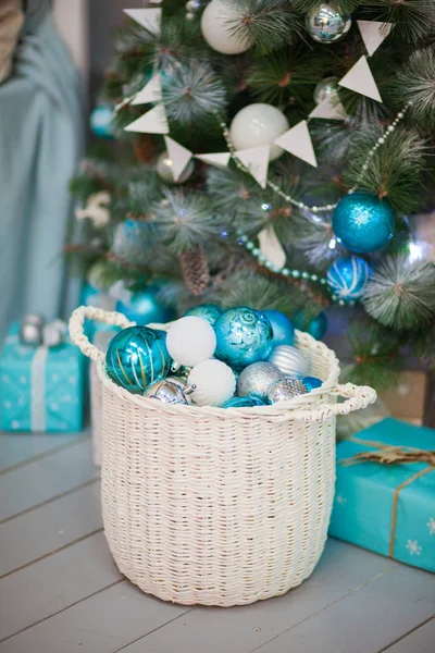 Turquoise, blue and white Christmas balls in a white basket — Stock Photo, Image