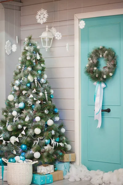 İç dekore edilmiş Noel ağacı olan şık bir oturma odası.